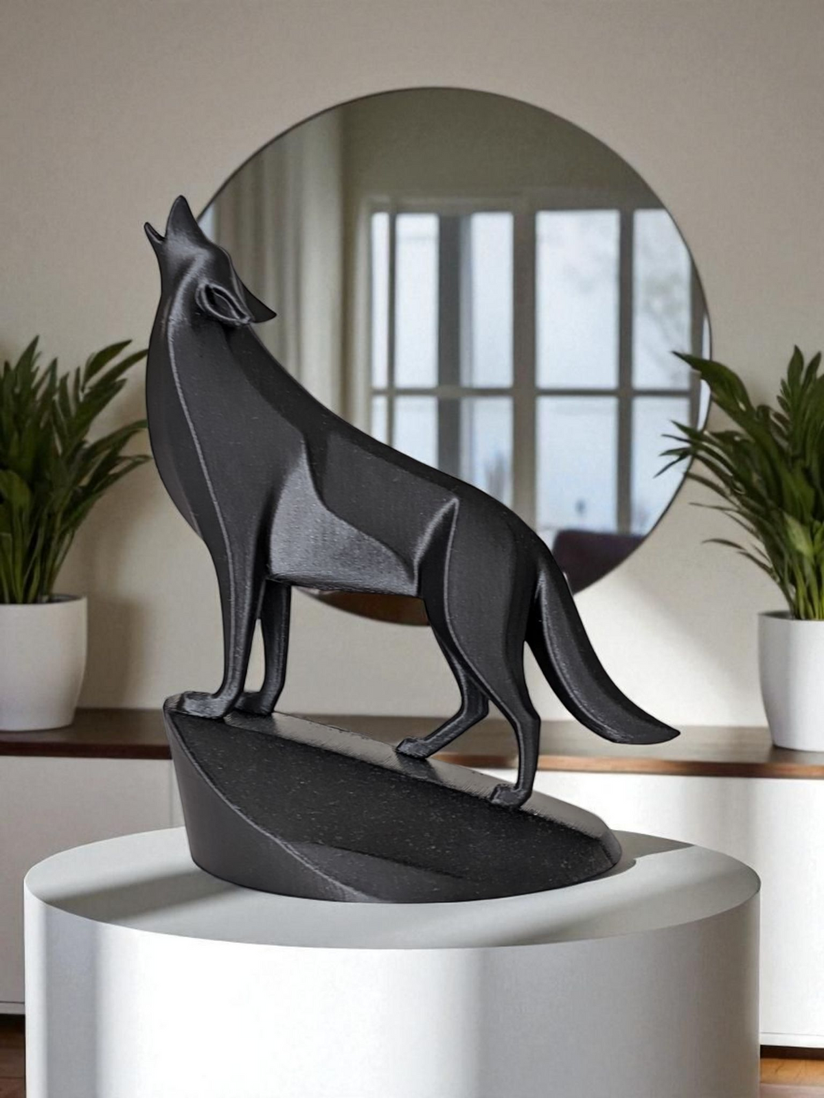 Gros plan d'une sculpture de loup minimaliste aux surfaces géométriques et à la gueule ouverte