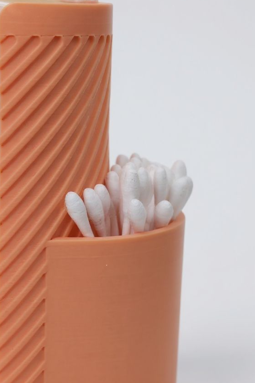 Détail de la surface cannelée d'un organiseur de salle de bain minimaliste