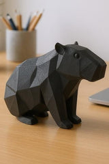Sculpture de capybara low poly à la surface géométrique facettée, en posture paisible