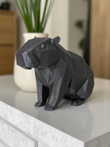 Figurine de capybara minimaliste sur une étagère blanche dans une pièce lumineuse