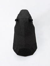 Sculpture de capybara low poly à la surface géométrique facettée, en posture paisible
