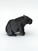 Sculpture de capybara low poly à la surface géométrique facettée, en posture paisible