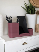 Organiseur de bureau minimaliste dans un bureau à domicile avec un stylo et un téléphone