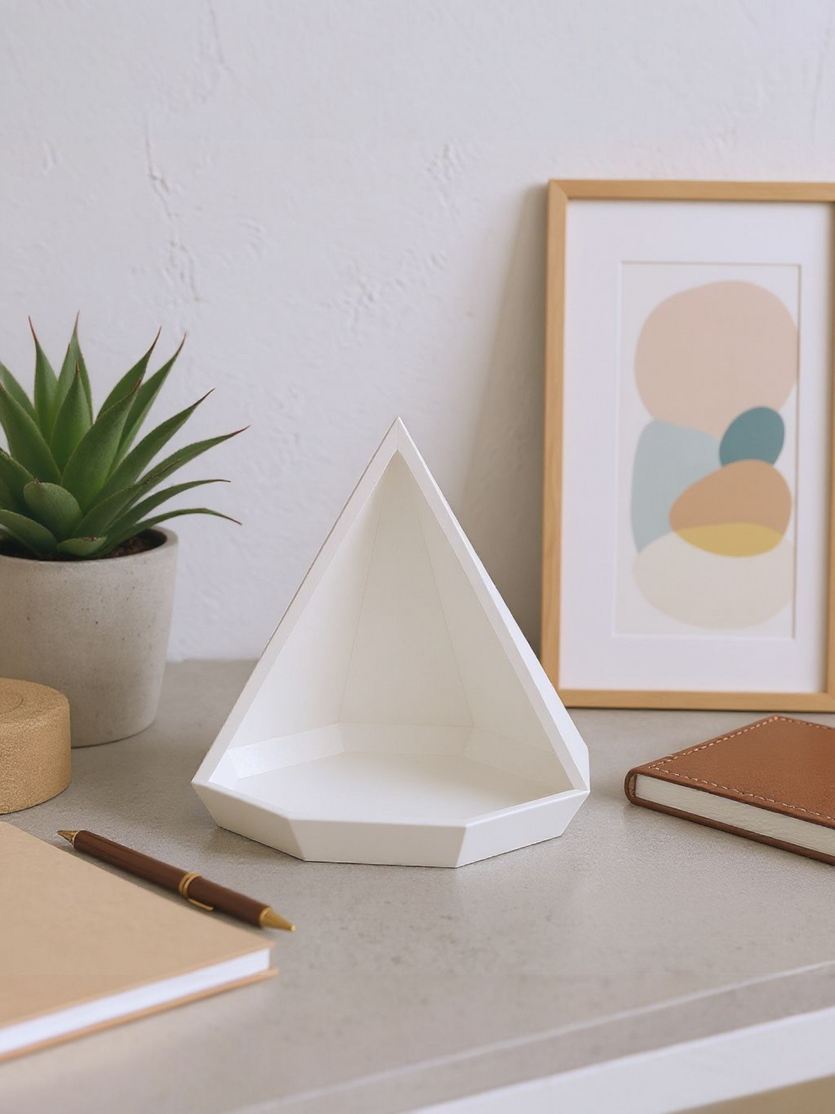 Détail de la surface à facettes et des lignes épurées du plateau pyramide