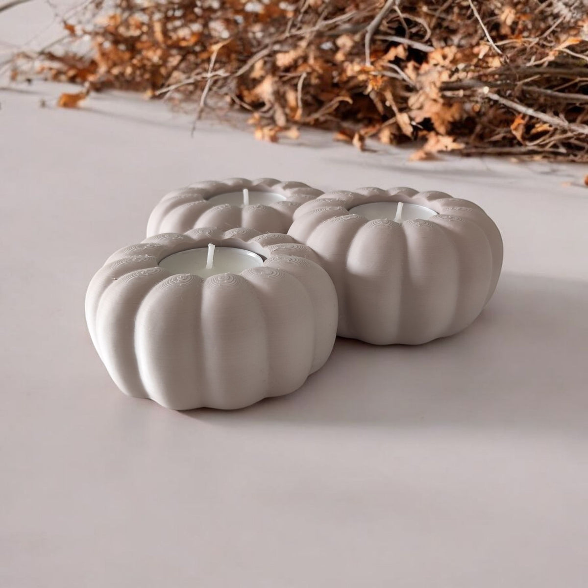 Gros plan d'un photophore citrouille cannelé pour trois bougies