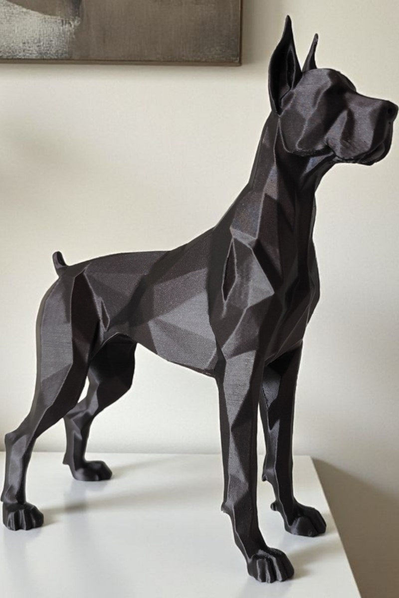 Sculpture de dogue allemand low poly à la surface géométrique facettée et au profil affirmé