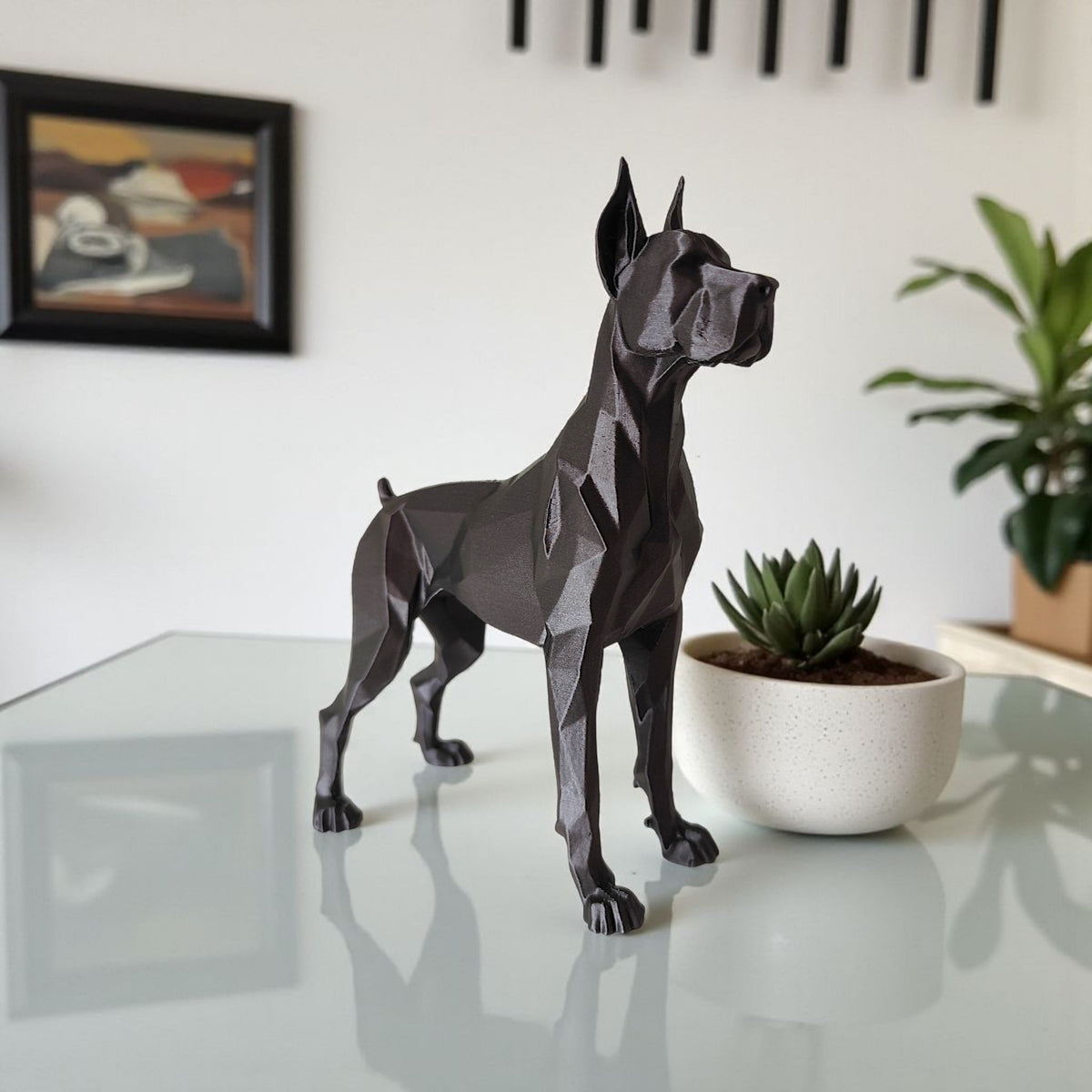 Sculpture de dogue allemand minimaliste sur une étagère en bois clair