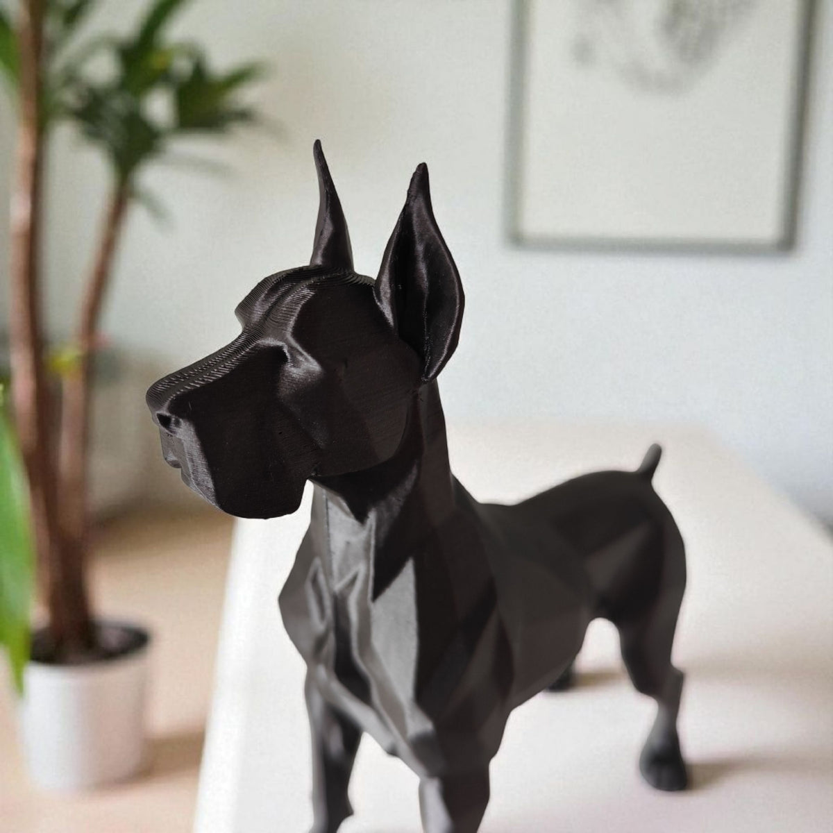 Gros plan des facettes anguleuses du dogue allemand low poly
