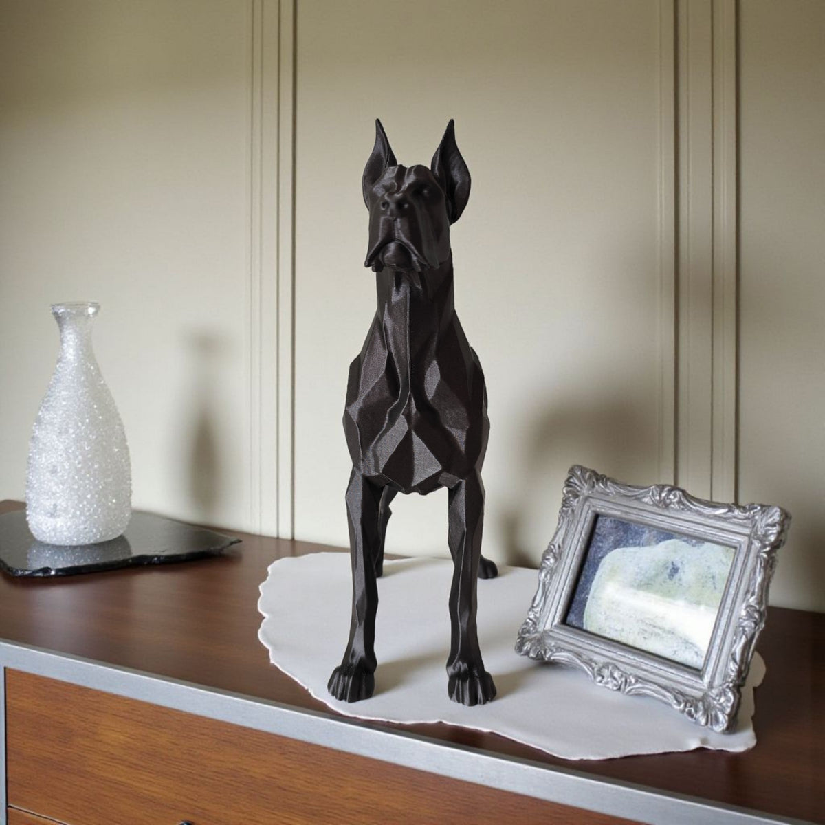 Sculpture de dogue allemand low poly à la surface géométrique facettée et au profil affirmé
