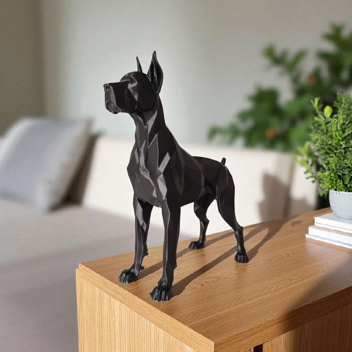 Sculpture de dogue allemand low poly à la surface géométrique facettée et au profil affirmé