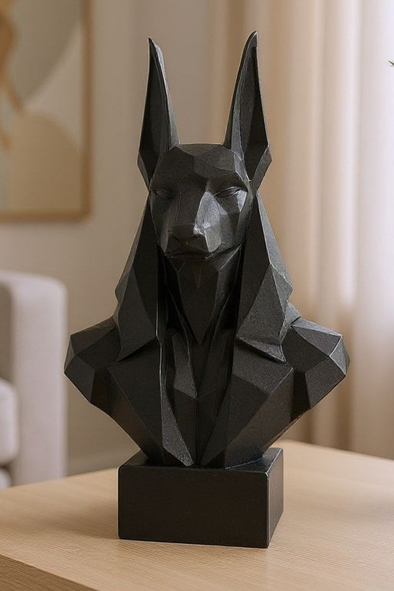 Gros plan d'un buste d'Anubis low poly aux surfaces géométriques facettées