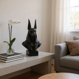 Buste d'Anubis low poly sur une étagère dans un intérieur minimaliste