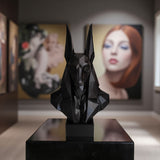 Détail du profil et de la coiffe d'Anubis aux surfaces low poly anguleuses