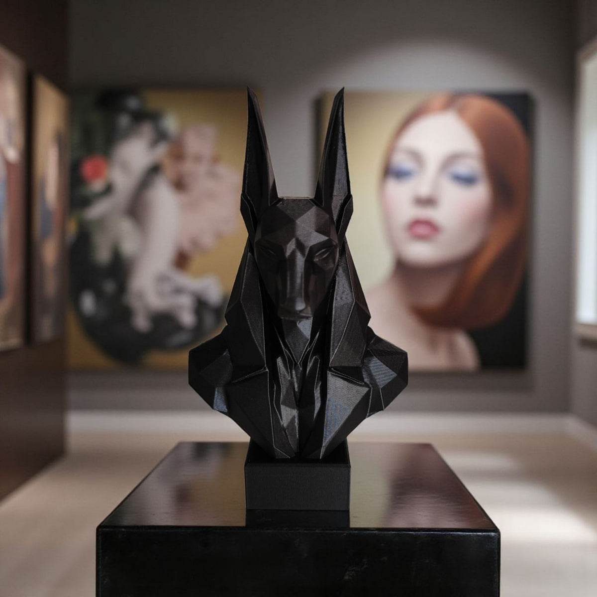 Détail du profil et de la coiffe d'Anubis aux surfaces low poly anguleuses