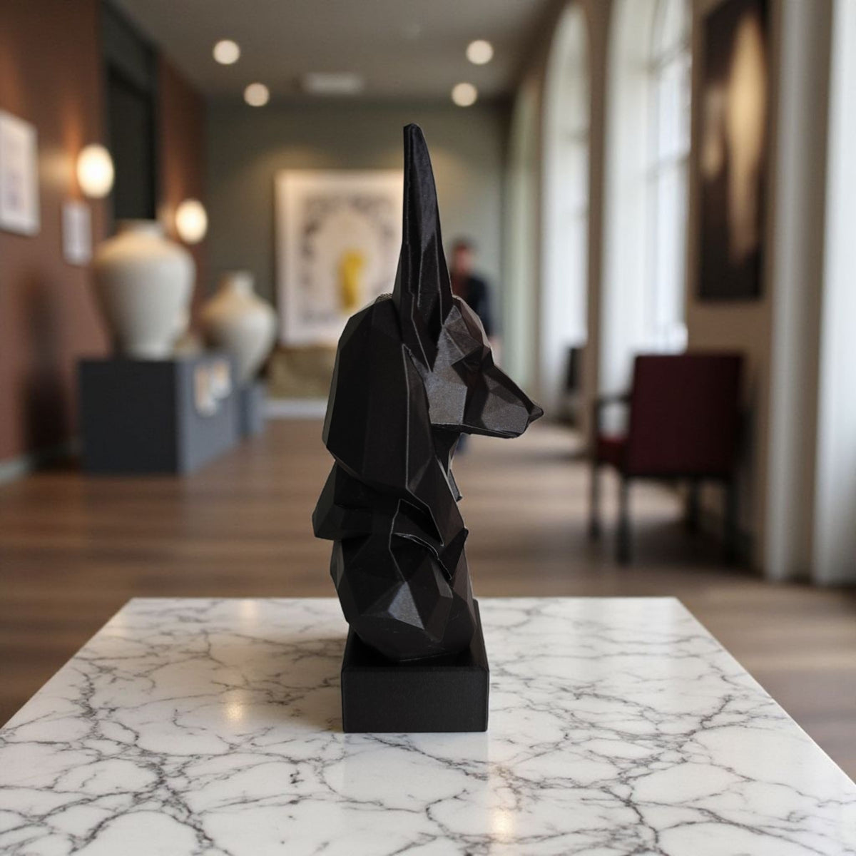 Gros plan d'un buste d'Anubis low poly aux surfaces géométriques facettées