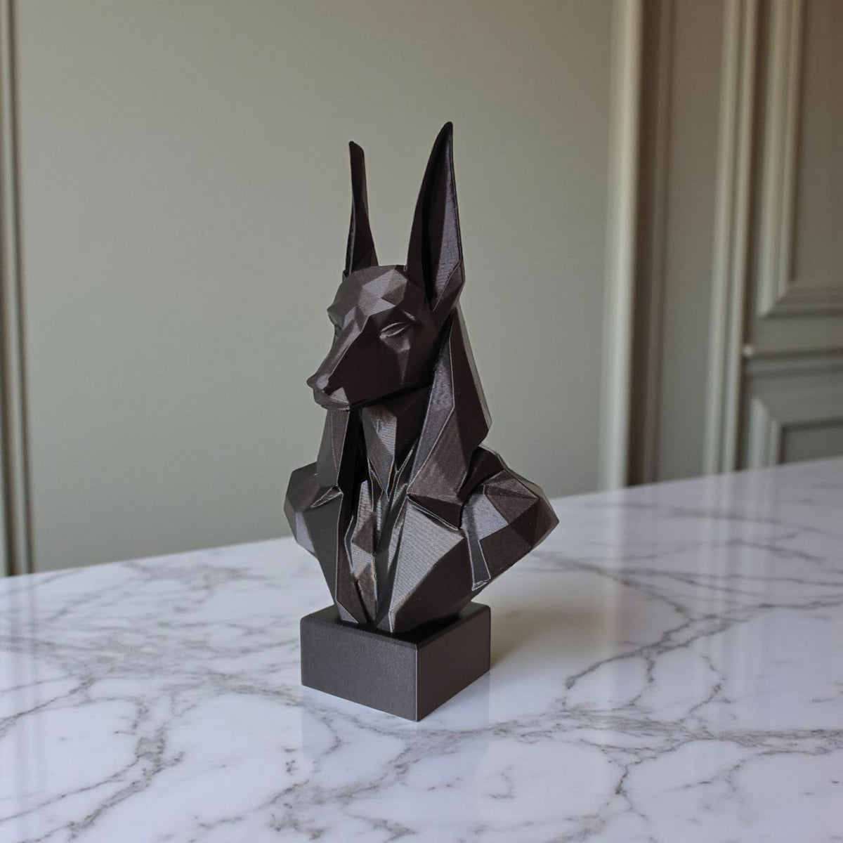 Gros plan d'un buste d'Anubis low poly aux surfaces géométriques facettées