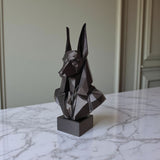 Gros plan d'un buste d'Anubis low poly aux surfaces géométriques facettées