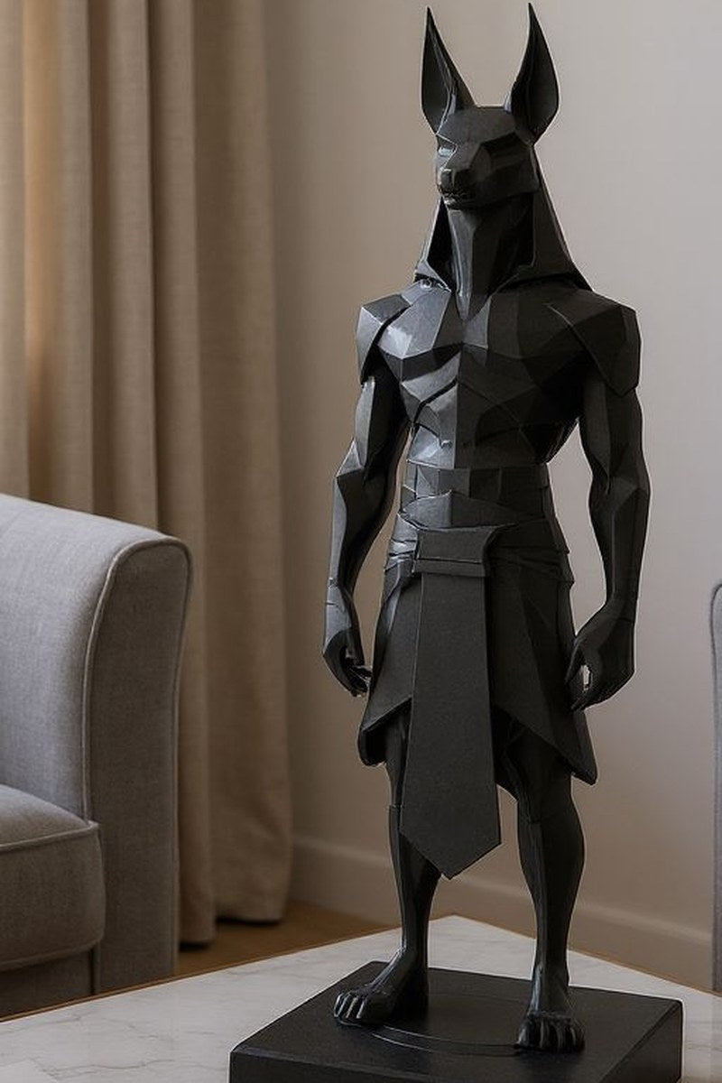 Gros plan d'une statue d'Anubis low poly aux facettes géométriques et au design anguleux