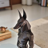 Statue d'Anubis low poly sur une étagère claire avec une déco minimaliste