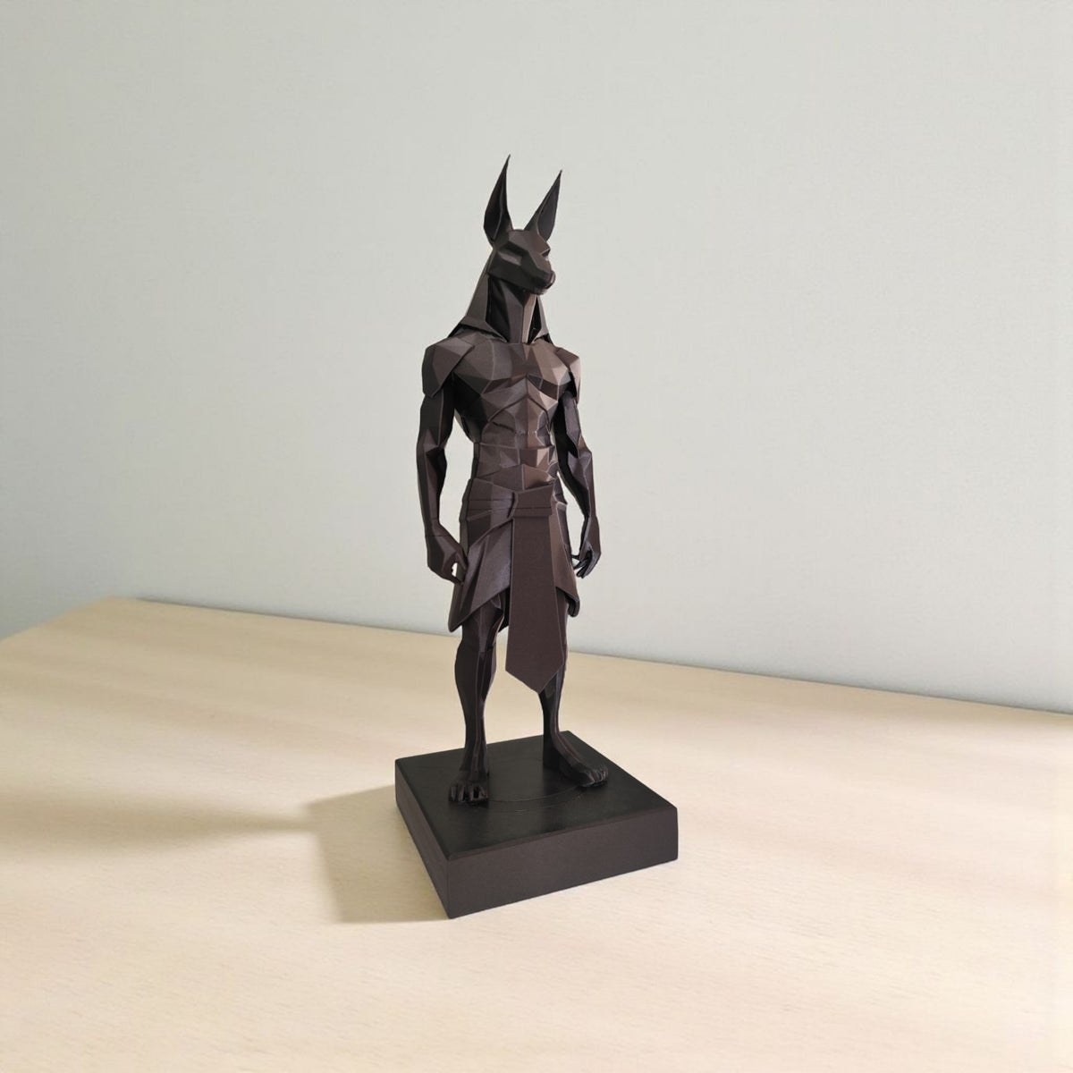 Gros plan d'une statue d'Anubis low poly aux facettes géométriques et au design anguleux