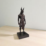 Gros plan d'une statue d'Anubis low poly aux facettes géométriques et au design anguleux