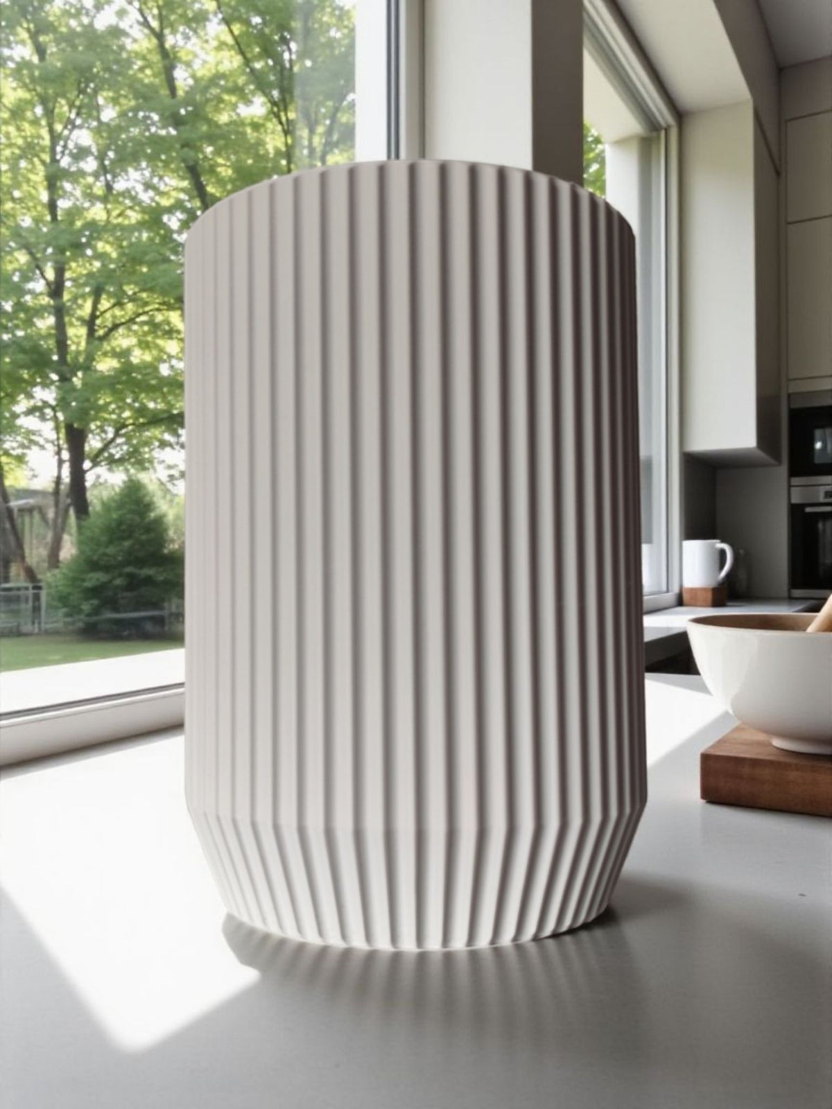 Motif strié d'un pot à ustensiles crème sous une lumière douce