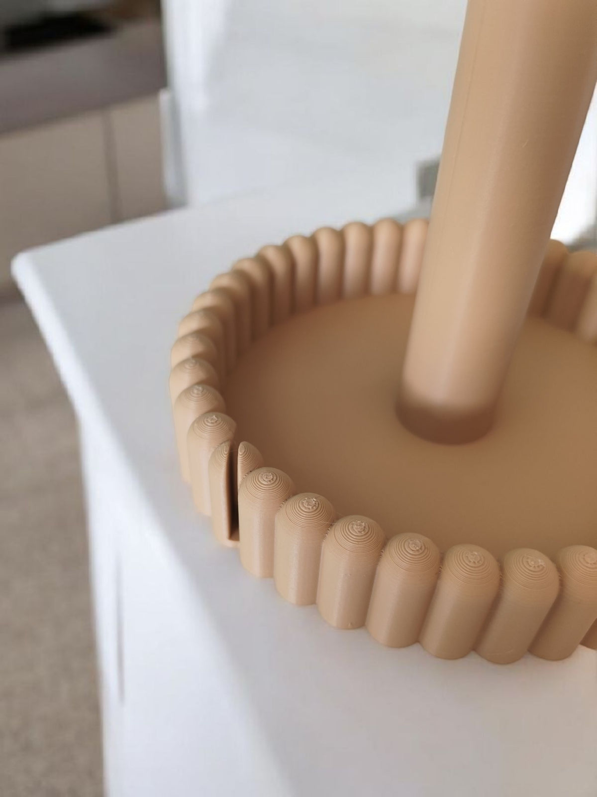 Porte-essuie-tout minimaliste aux tiges lisses et au pied arrondi