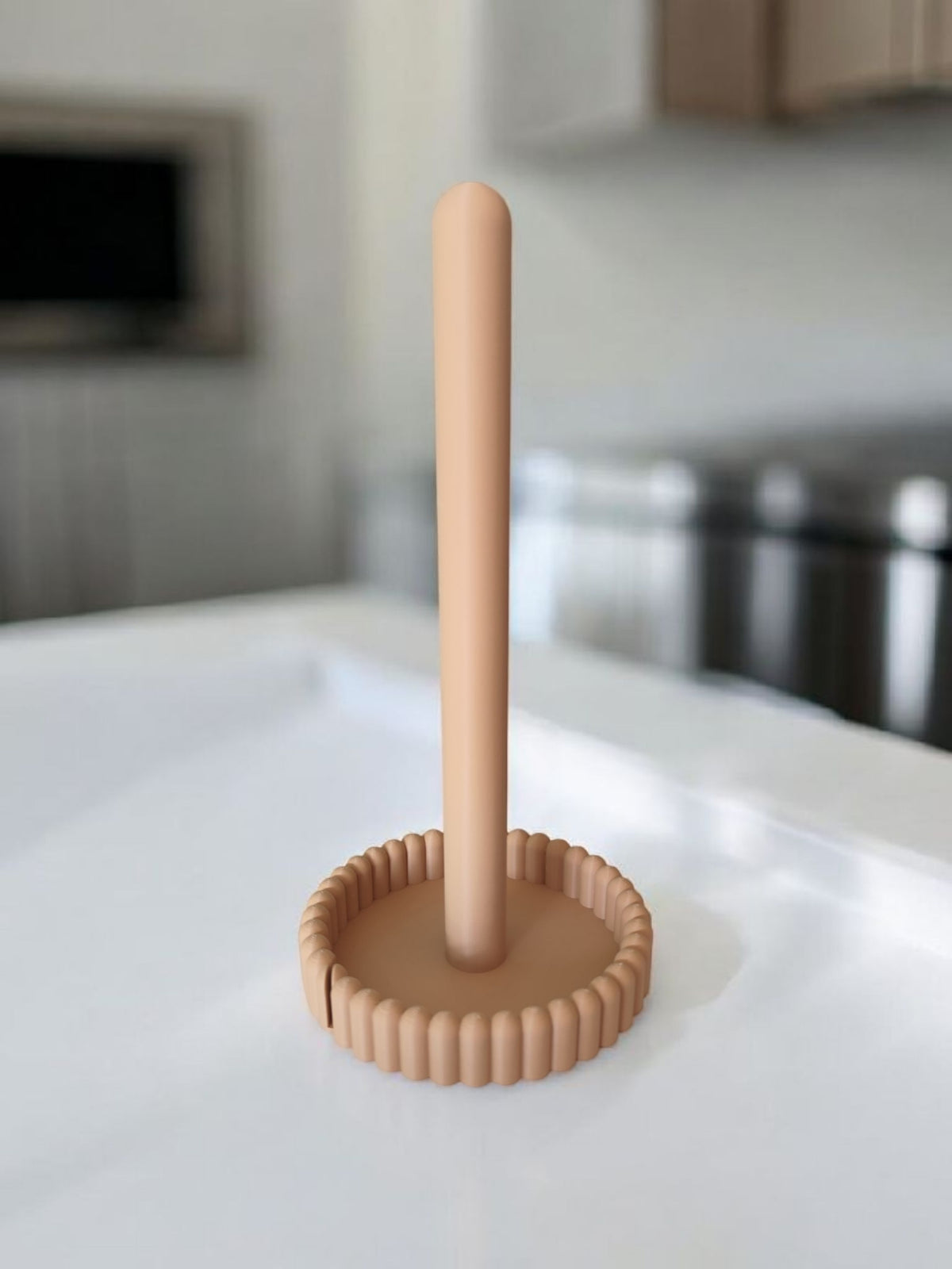 Porte-essuie-tout minimaliste aux tiges lisses et au pied arrondi
