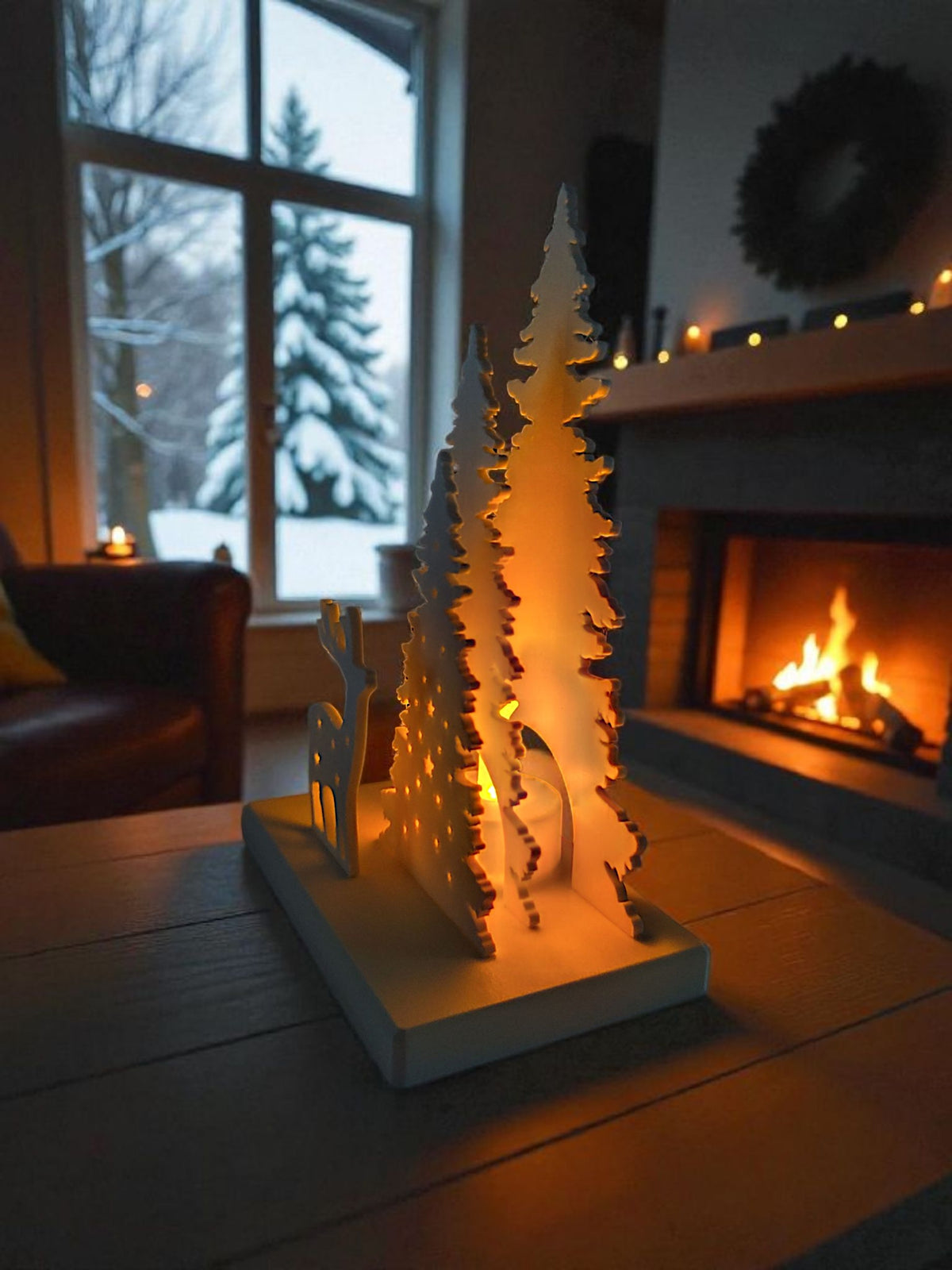 Gros plan du porte-bougie chauffe-plat et de la silhouette découpée de la décoration de Noël