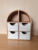 Étagère à bijoux minimaliste à tiroirs lisses, vue de face avec espace d'exposition ouvert