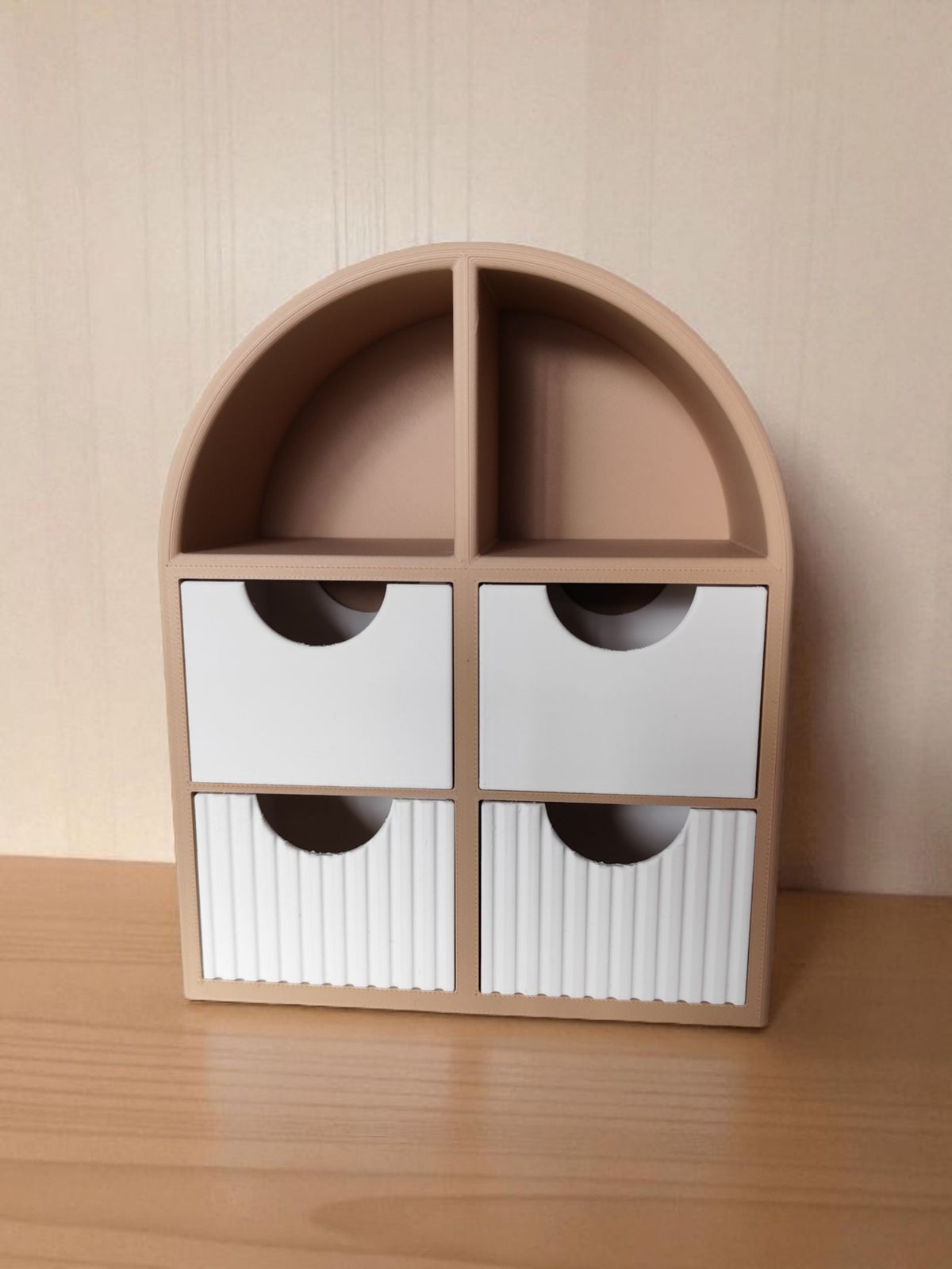 Étagère à bijoux minimaliste à tiroirs lisses, vue de face avec espace d'exposition ouvert