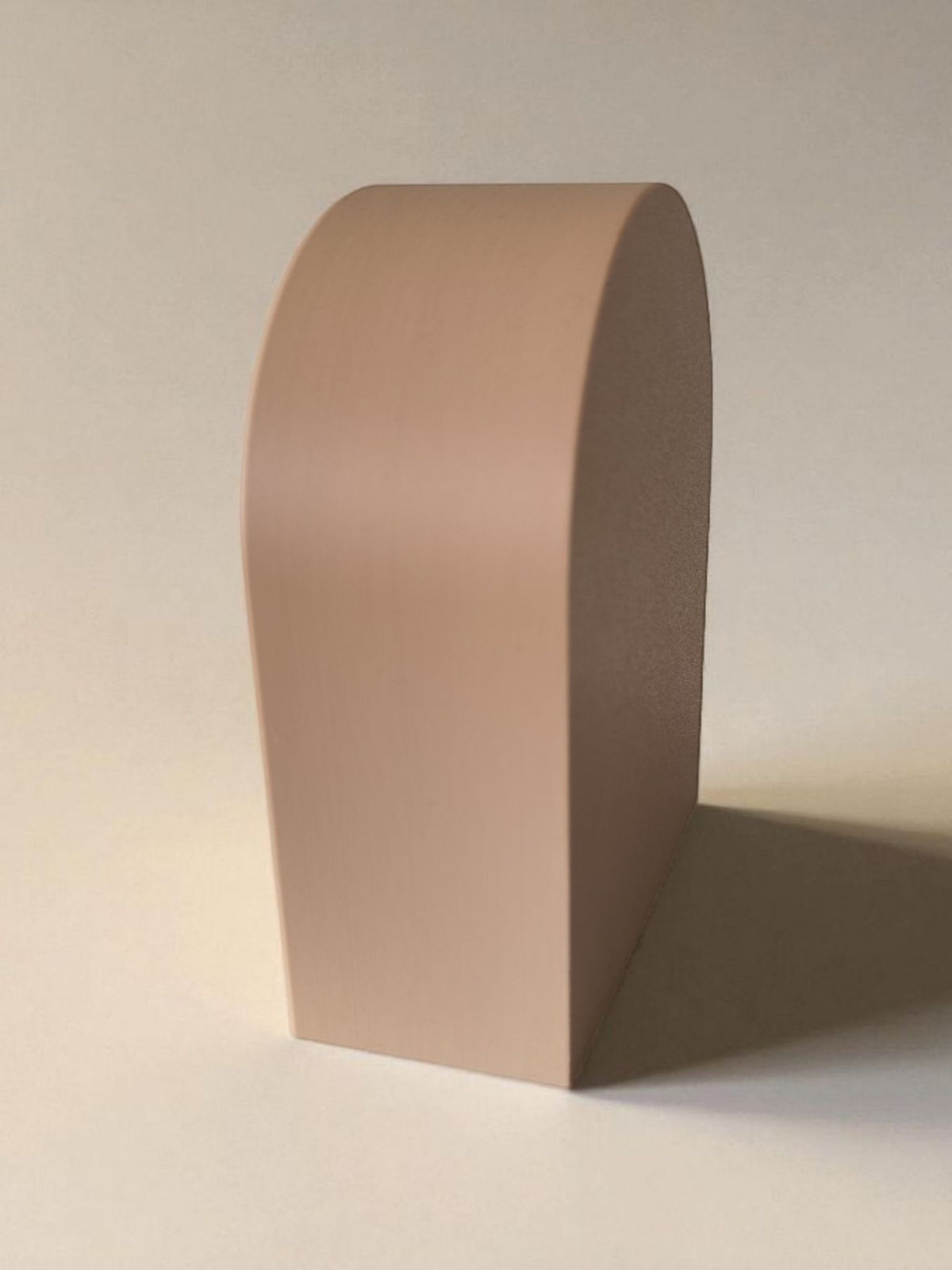 Étagère à bijoux minimaliste à tiroirs lisses, vue de face avec espace d'exposition ouvert