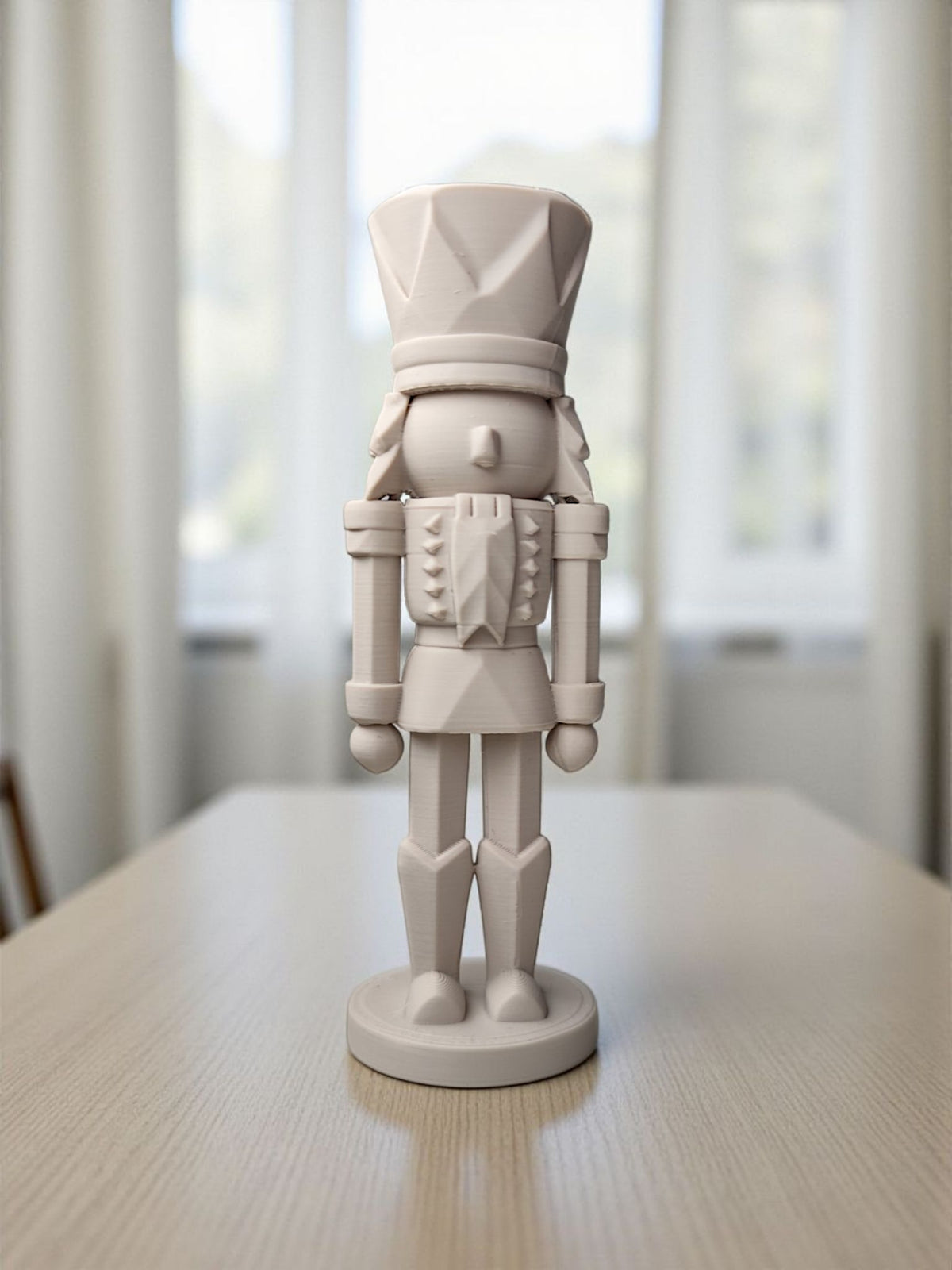 Casse-noisette décoratif moderne aux lignes géométriques et à la silhouette épurée
