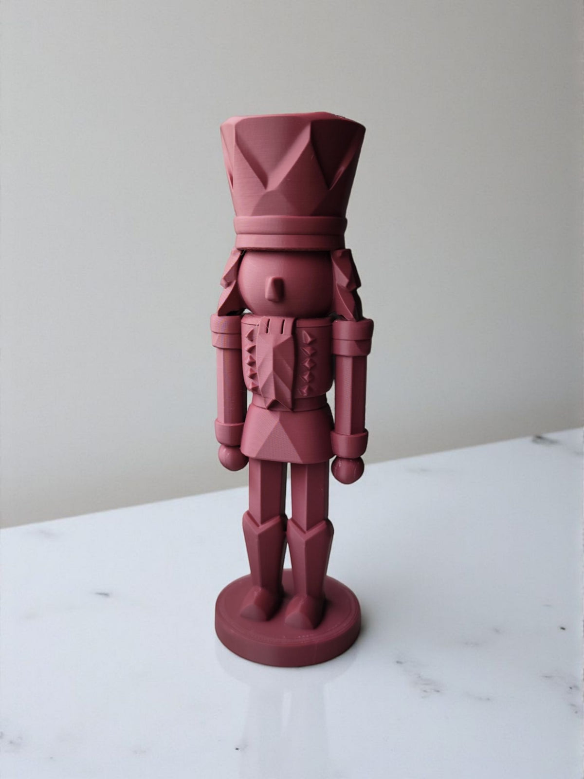 Casse-noisette décoratif moderne aux lignes géométriques et à la silhouette épurée