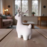 Gros plan d'une décoration de Noël renne minimaliste aux lignes épurées
