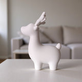 Gros plan d'une décoration de Noël renne minimaliste aux lignes épurées