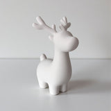 Gros plan d'une décoration de Noël renne minimaliste aux lignes épurées