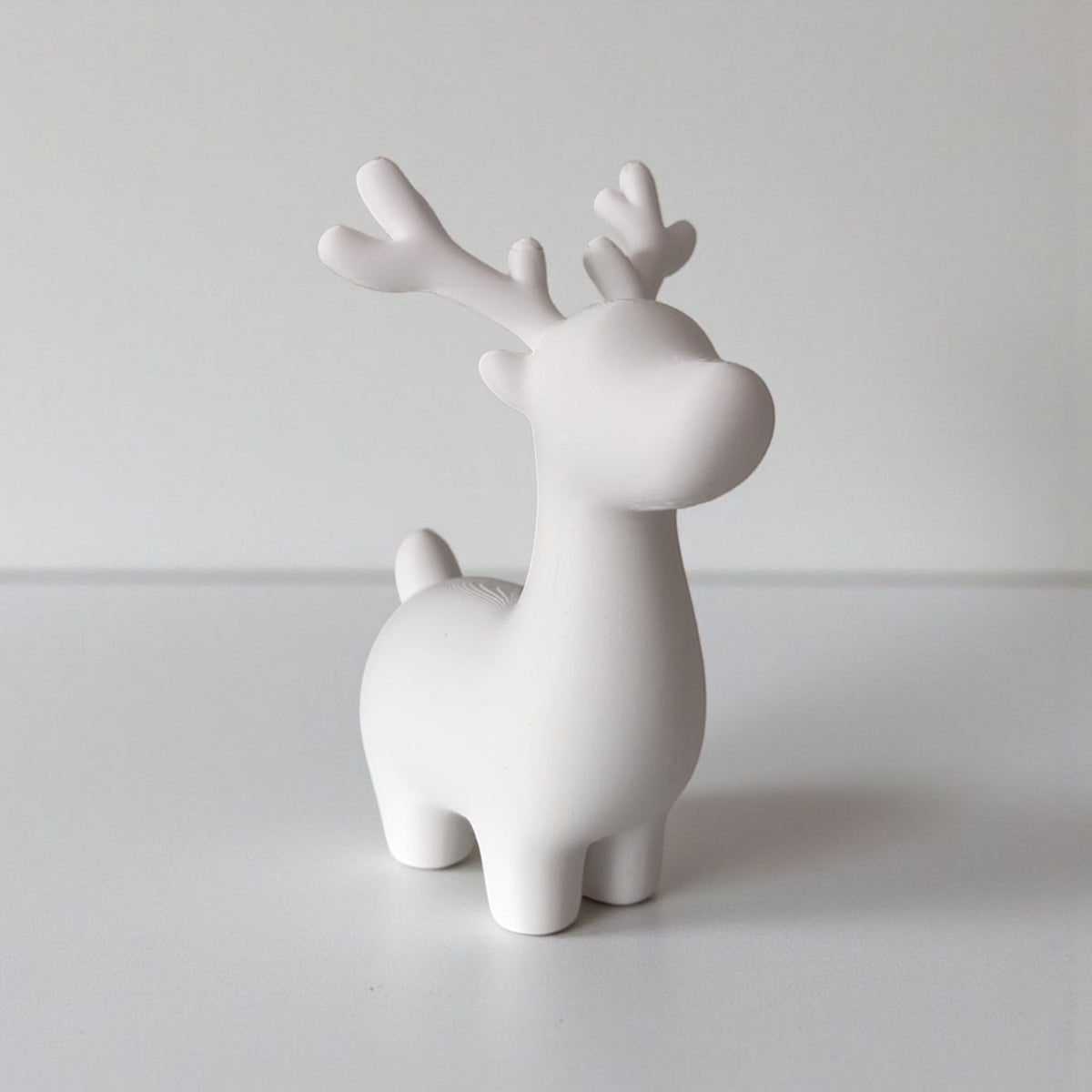 Gros plan d'une décoration de Noël renne minimaliste aux lignes épurées