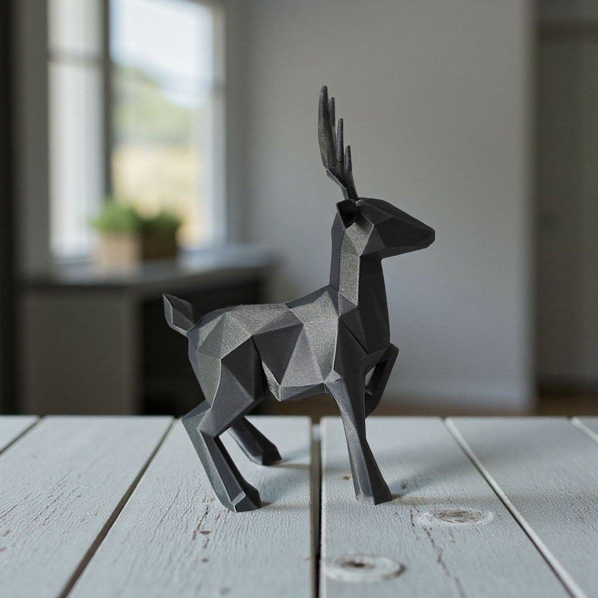Renne low poly minimaliste sur une étagère blanche dans un intérieur lumineux