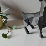 Gros plan d'un renne low poly minimaliste à surface facettée, avec ses bois
