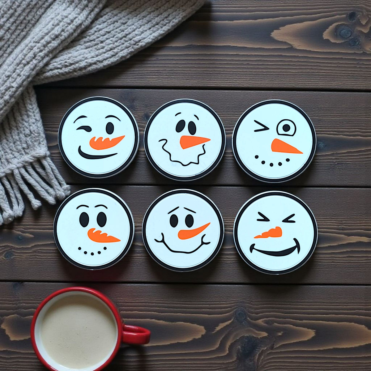 Sous-verres bonshommes de neige avec support sur une table dressée pour l'hiver