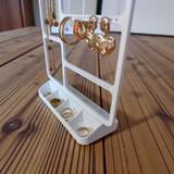 Gros plan d'un organiseur à bijoux minimaliste pour bagues et boucles d'oreilles