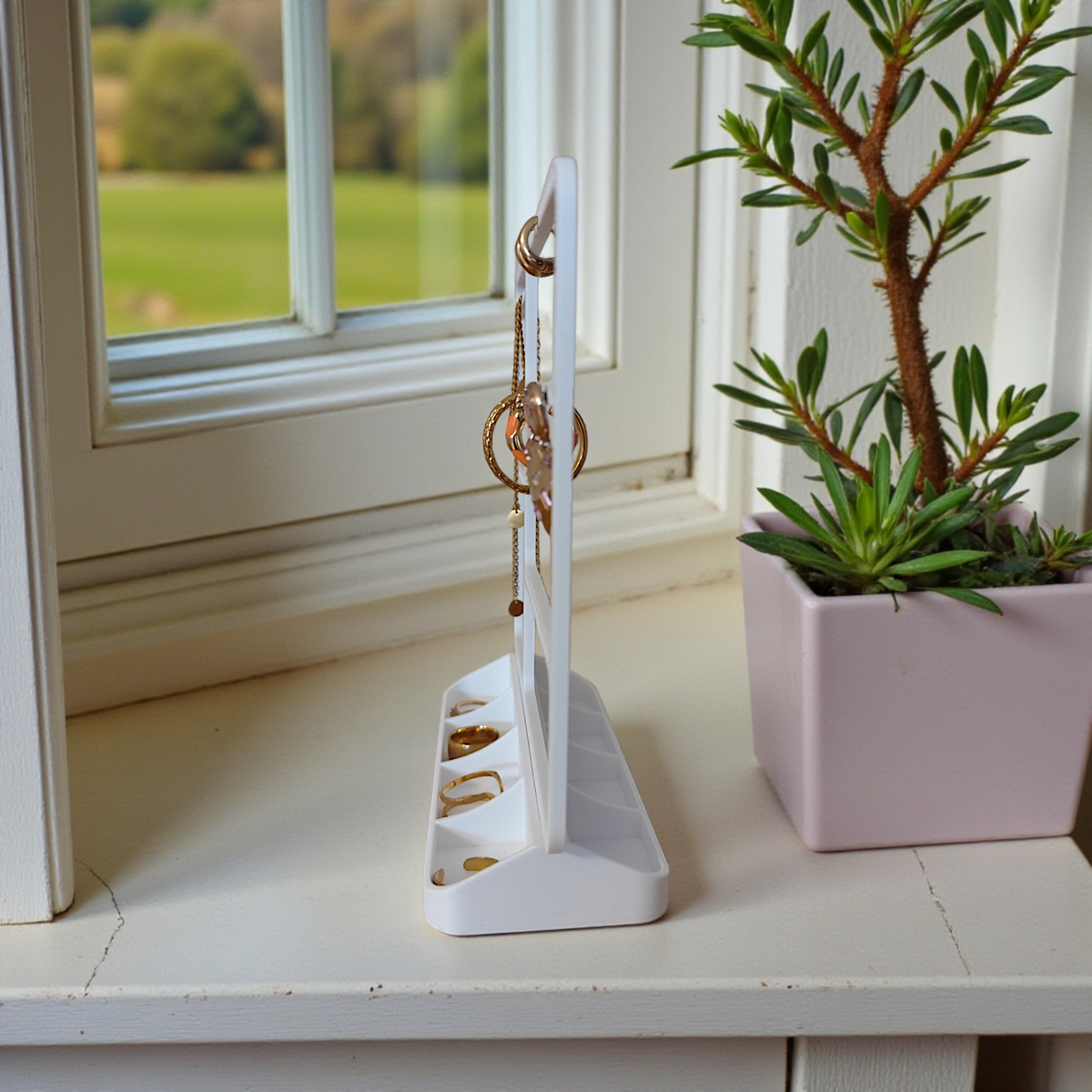 Porte-bijoux minimaliste avec boucles d'oreilles, bagues et colliers, au design blanc épuré