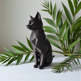 Gros plan d'une sculpture de chat low poly aux facettes et angles géométriques