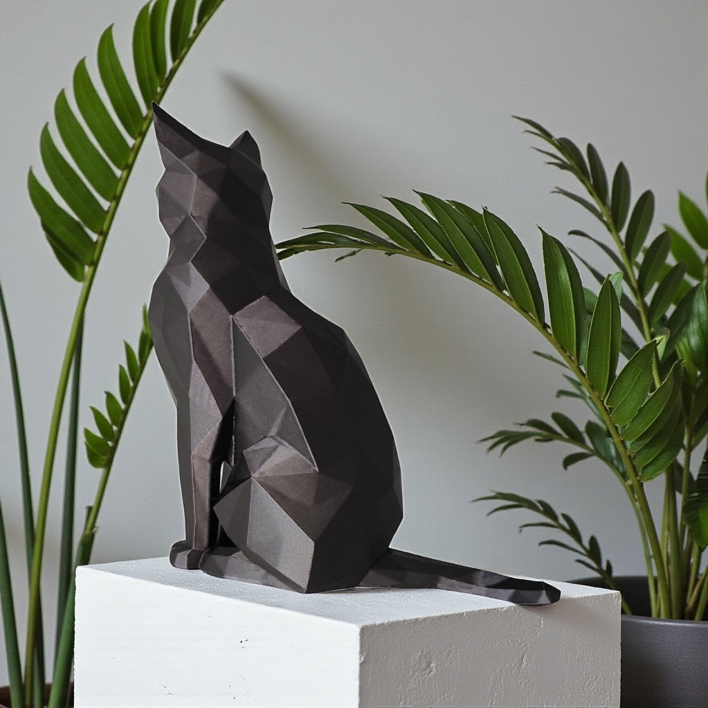 Gros plan d'une sculpture de chat low poly aux facettes et angles géométriques