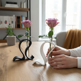 Vase éprouvette minimaliste avec une seule tige verte dans un intérieur scandinave