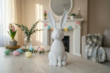 Lapin de Pâques décoratif moderne sur une étagère neutre au style minimaliste