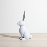 Gros plan d'un lapin de Pâques cannelé moderne à lignes verticales