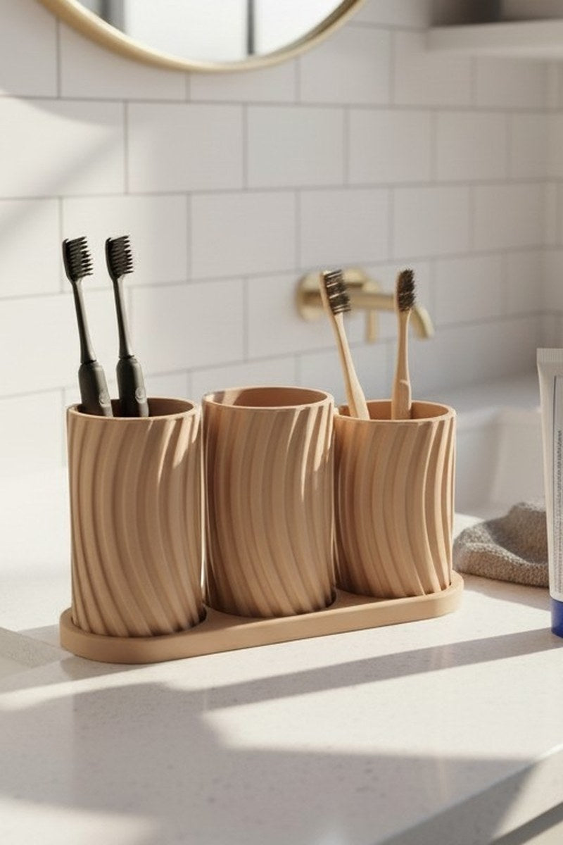 Trois gobelets à brosse à dents clairs dans un plateau assorti de l'ensemble Little Family