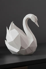 Sculpture de cygne low poly blanche à la forme géométrique anguleuse, gros plan